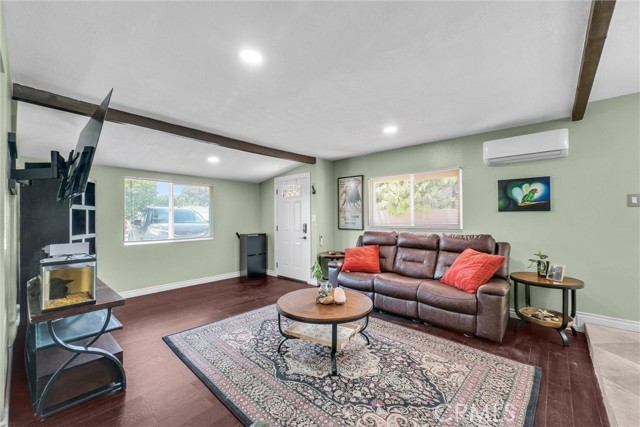 Detail Gallery Image 4 of 23 For 2513 W Occidental, Santa Ana,  CA 92704 - 3 Beds | 1/1 Baths