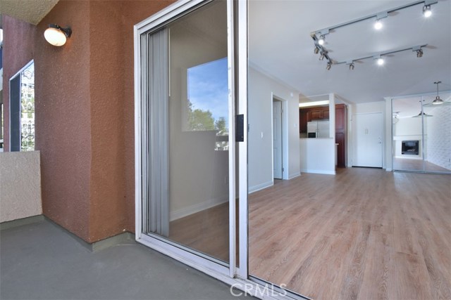 Detail Gallery Image 7 of 29 For 5545 Canoga Ave #105,  Woodland Hills,  CA 91367 - 1 Beds | 1 Baths