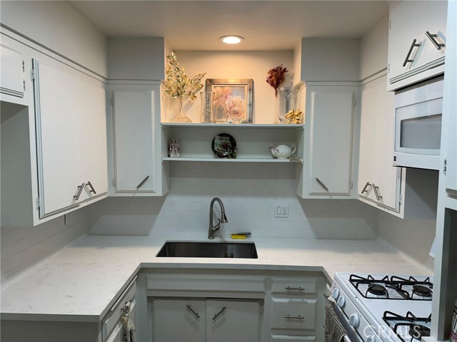 Detail Gallery Image 7 of 30 For 26713 Oak Crossing Rd #C,  Newhall,  CA 91321 - 2 Beds | 1/1 Baths