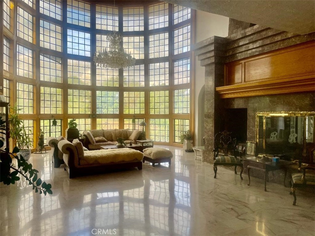 https://media.crmls.org/medias/9f64f2a1-73b2-43a1-b4d0-4f6d67328d41.jpg?preset=X-Large