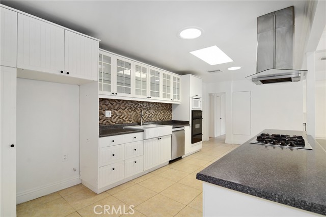 Detail Gallery Image 9 of 27 For 19324 Victory Bld, Reseda,  CA 91335 - 4 Beds | 3 Baths