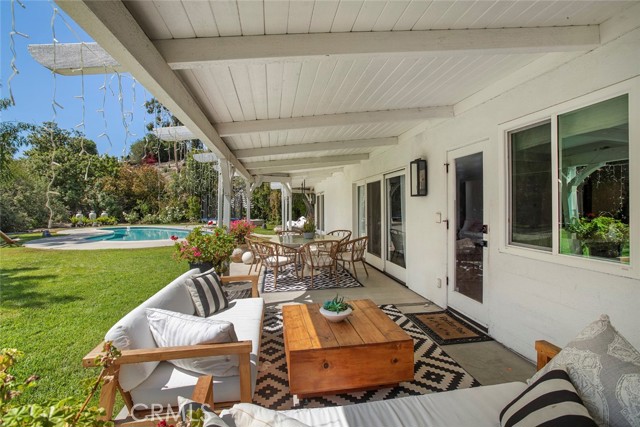Detail Gallery Image 7 of 13 For 7153 Helmsdale Cir, West Hills,  CA 91307 - 4 Beds | 3 Baths