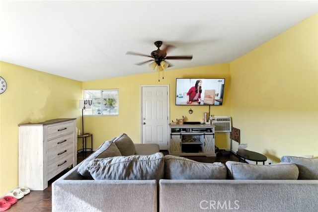 8876 Cypress Avenue, Riverside CA: https://media.crmls.org/medias/9f6e47d8-06d2-40e7-8264-a5e4dc24572d.jpg