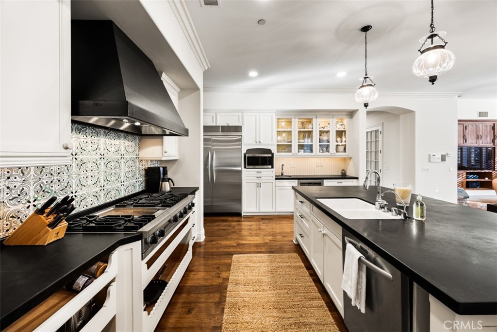 https://media.crmls.org/medias/9f6f517c-530d-4bd6-a1e4-76e17da504f6.jpg?preset=X-Large
