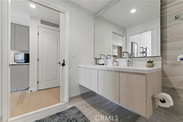 1050 S Grand Avenue, Los Angeles CA: https://media.crmls.org/medias/9f6f525f-7c34-4b50-adec-8e134bfbb8e5.jpg