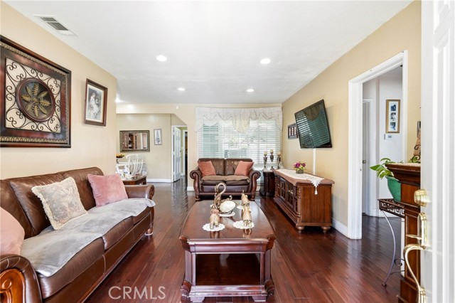 Detail Gallery Image 5 of 33 For 18149 Saticoy, Reseda,  CA 91335 - 3 Beds | 2 Baths