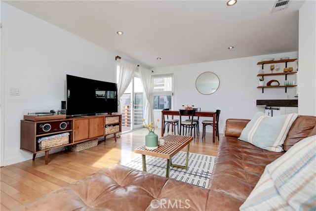 662 Rosecrans Avenue, Manhattan Beach, California 90266, 2 Bedrooms Bedrooms, ,1 BathroomBathrooms,Residential,Sold,Rosecrans,PW21211471