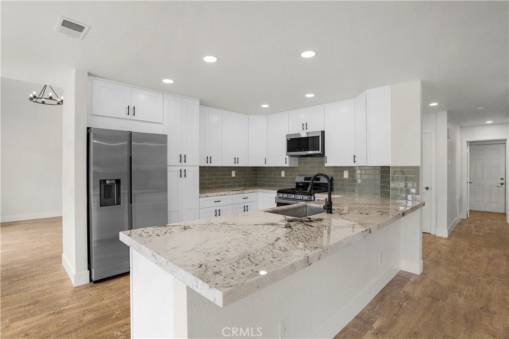 https://media.crmls.org/medias/9f6f9ca5-ed3c-4013-977a-5822a8531372.jpg?preset=X-Large