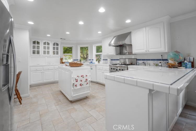 https://media.crmls.org/medias/9f706792-a608-446a-9336-beacee22cc10.jpg?preset=X-Large