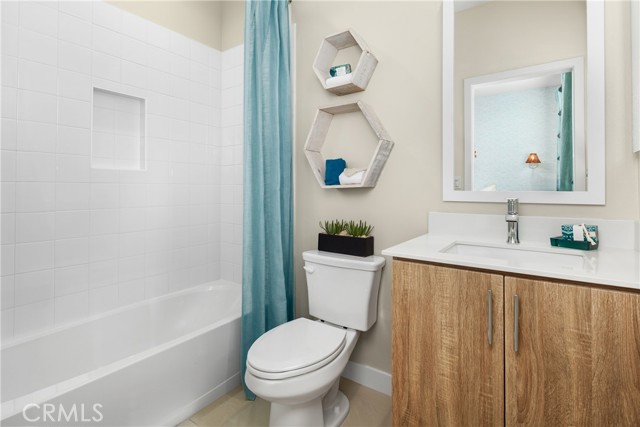 Detail Gallery Image 6 of 6 For 11720 Arkansas St #B,  Artesia,  CA 90701 - 3 Beds | 3 Baths