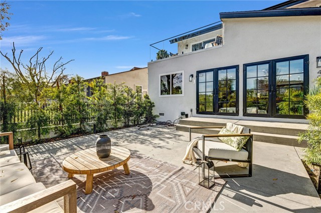 Detail Gallery Image 5 of 47 For 4939 Sancola Ave, North Hollywood,  CA 91601 - 4 Beds | 4 Baths