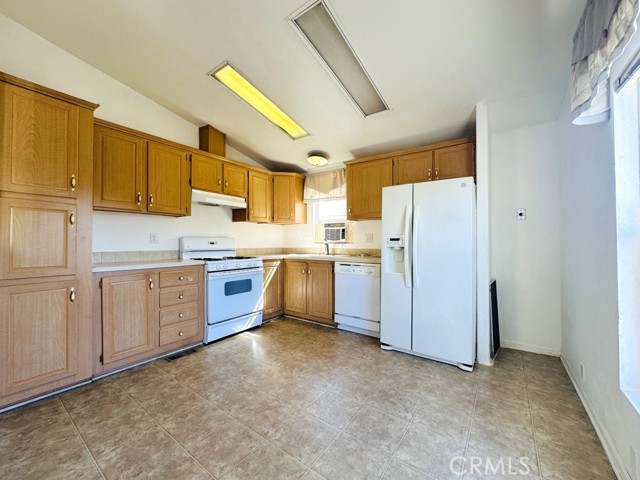 7560 Woodman Place, 46 photo 4