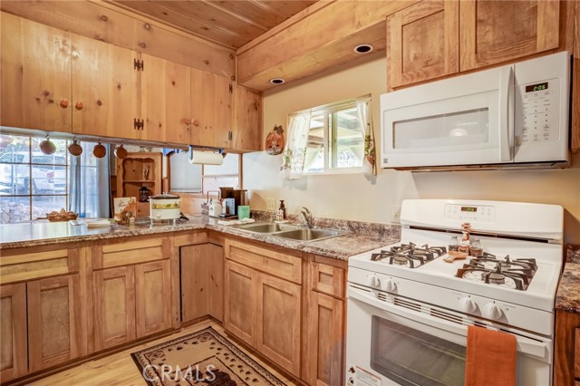 Detail Gallery Image 19 of 61 For 937 Cameron Dr, Big Bear Lake,  CA 92315 - 2 Beds | 1/1 Baths