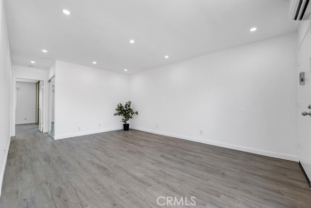 Detail Gallery Image 4 of 14 For 20930 Parthenia St #206,  Canoga Park,  CA 91304 - 1 Beds | 1 Baths