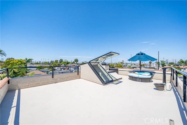 708 Main Street, Huntington Beach CA: https://media.crmls.org/medias/9f7592ee-a854-4161-820e-7fe1a5d2505f.jpg