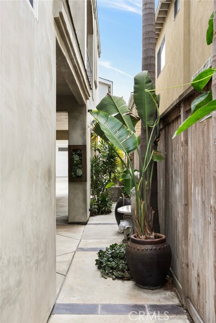 Detail Gallery Image 42 of 45 For 410 Acacia Ave #1/2,  Corona Del Mar,  CA 92657 - 3 Beds | 3 Baths