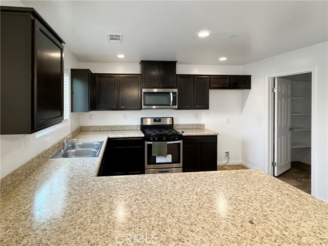 Detail Gallery Image 9 of 42 For 419 Corregidora Ave, Bakersfield,  CA 93307 - 4 Beds | 2 Baths