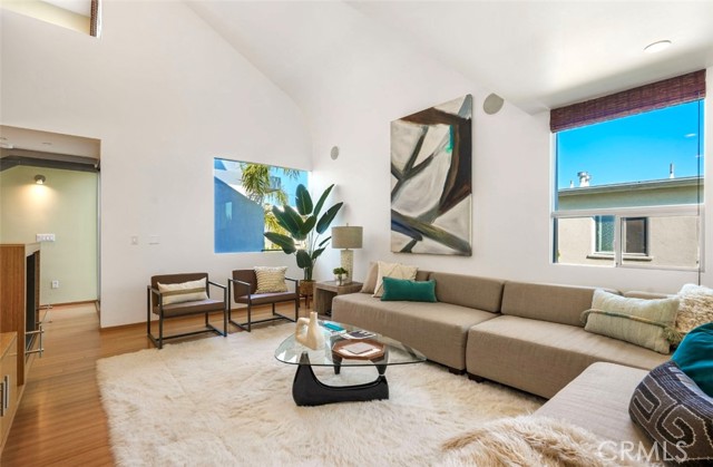 1035 19th Street, Santa Monica CA: https://media.crmls.org/medias/9f8a33f2-f1bb-4e5d-9e34-baa0bfc6448f.jpg