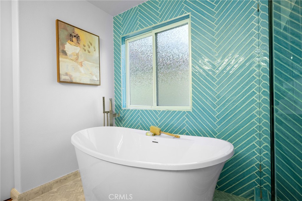 https://media.crmls.org/medias/9f8c2631-5934-4679-bc0c-1abe0de70e01.jpg?preset=X-Large