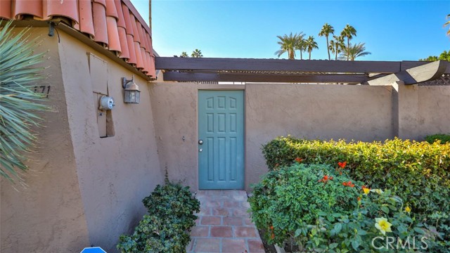 49171 Washington Street, La Quinta CA: https://media.crmls.org/medias/9f8ce78e-257c-4e6a-9303-f3f0523e655a.jpg