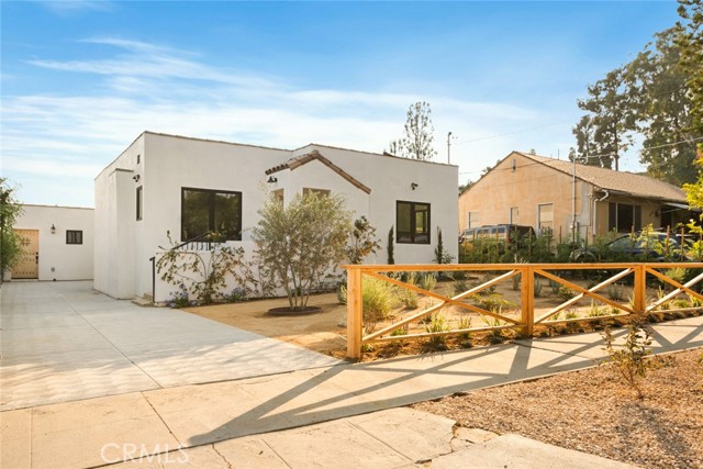 Detail Gallery Image 3 of 37 For 6652 Hough St, Los Angeles,  CA 90042 - 3 Beds | 3 Baths