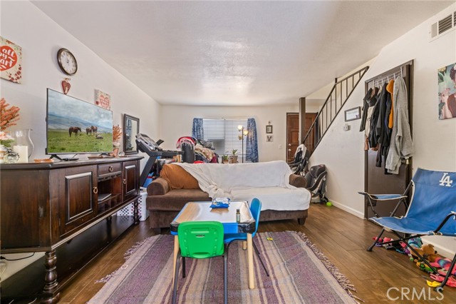 220 S Palm Avenue, Santa Paula CA: https://media.crmls.org/medias/9f922c47-d5da-448f-bae9-6e80e0d4d89e.jpg