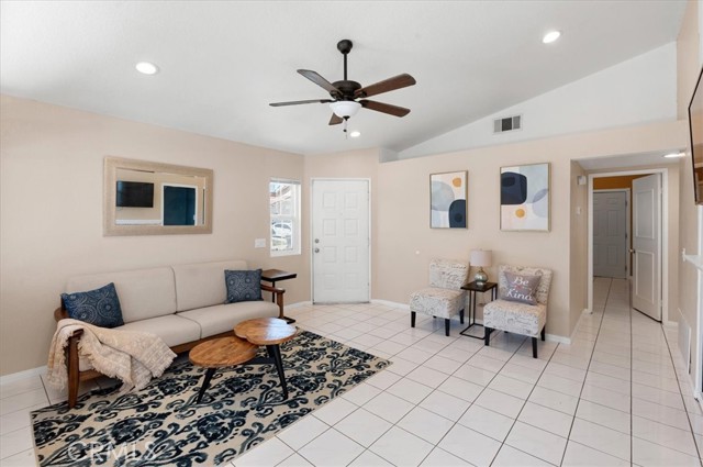 Detail Gallery Image 2 of 17 For 11375 Winery Dr., Fontana,  CA 92337 - 3 Beds | 2 Baths