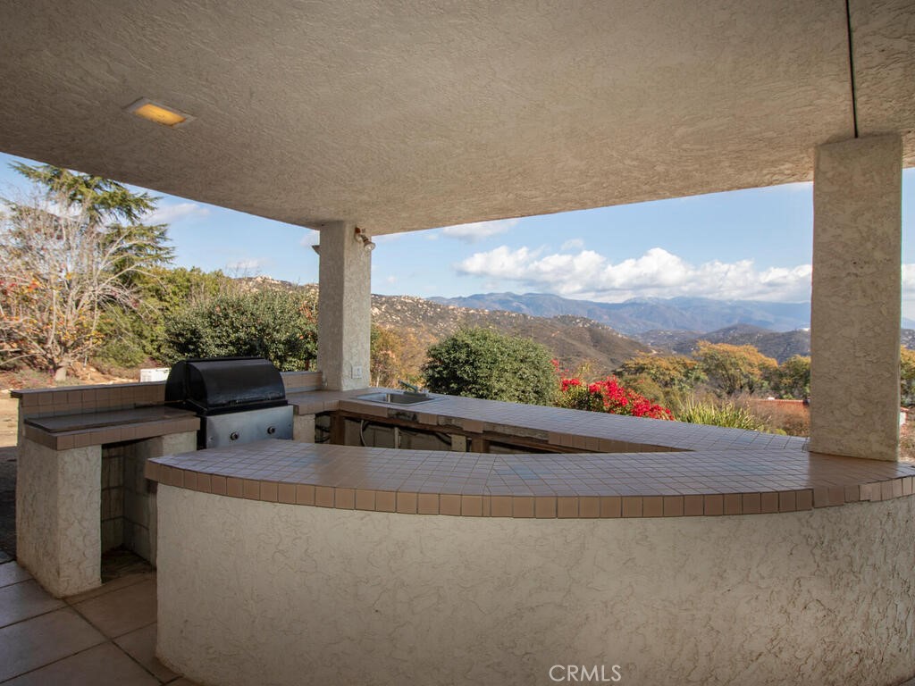 https://media.crmls.org/medias/9f96673b-3f91-4d0b-847a-bd6c35bb76ba.jpg?preset=X-Large