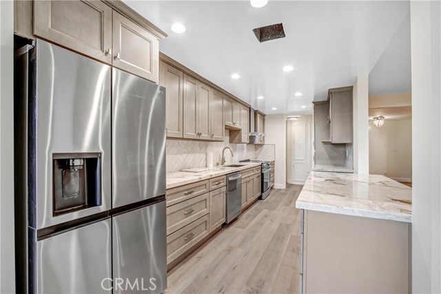 Detail Gallery Image 3 of 32 For 1277 S Beverly Glen Bld #303,  Los Angeles,  CA 90024 - 2 Beds | 2/1 Baths