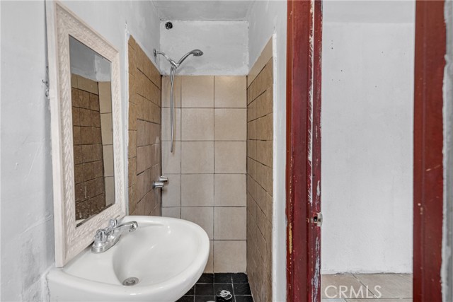 1007 E Kay Street, Compton CA: https://media.crmls.org/medias/9f9b0519-d16d-4d3f-90ca-09b0329cf1b1.jpg