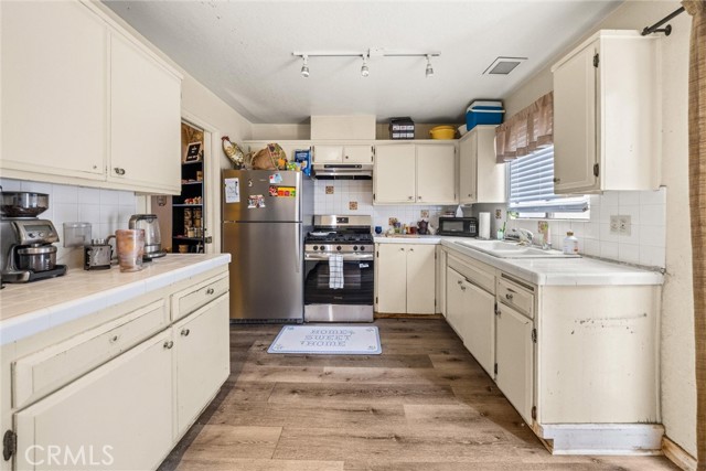 930 Philinda Avenue, Santa Barbara CA: https://media.crmls.org/medias/9f9bb3a4-3310-4c65-b86a-f1840f1b5caa.jpg