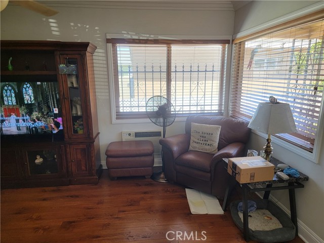 Front unit Living room - Laminate Wood Floor