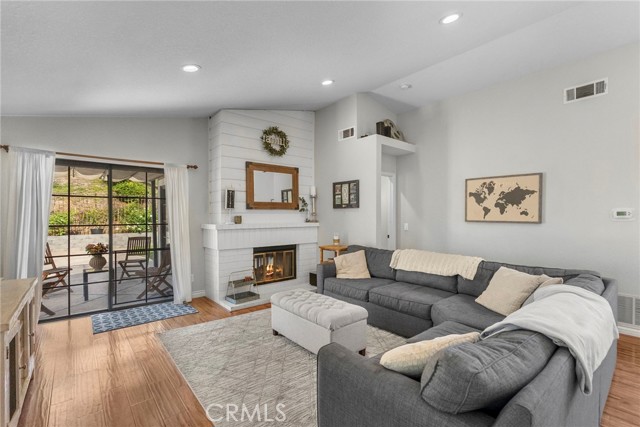 Detail Gallery Image 3 of 19 For 843 Links View Drive, Simi Valley,  CA 93065 - 2 Beds | 2 Baths