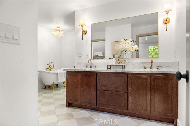 229 S Kingsley Drive, Los Angeles CA: https://media.crmls.org/medias/9f9ffeb4-68c7-422a-a5f5-5e6aff218de6.jpg