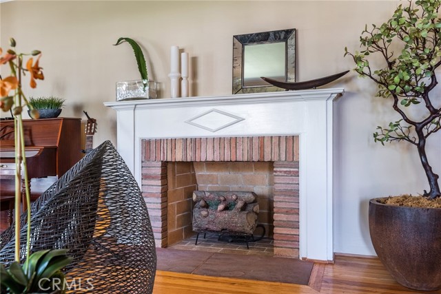 Detail Gallery Image 11 of 20 For 1215 Oak Circle Dr, Glendale,  CA 91208 - 4 Beds | 2/1 Baths
