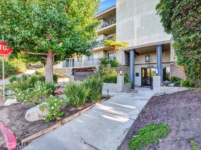 Detail Gallery Image 2 of 44 For 2929 Waverly, Los Feliz,  CA 90039 - 1 Beds | 2 Baths