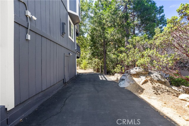 28833 Manitoba Drive, Lake Arrowhead CA: https://media.crmls.org/medias/9fa3a954-ac05-4fde-b268-f228c5d9ae4b.jpg