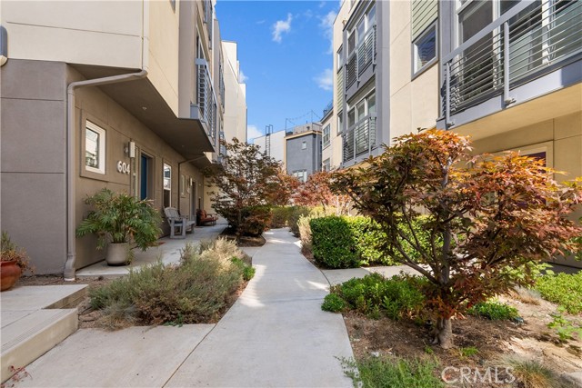 Detail Gallery Image 6 of 41 For 2753 Waverly Dr #705,  Los Angeles,  CA 90039 - 2 Beds | 3 Baths
