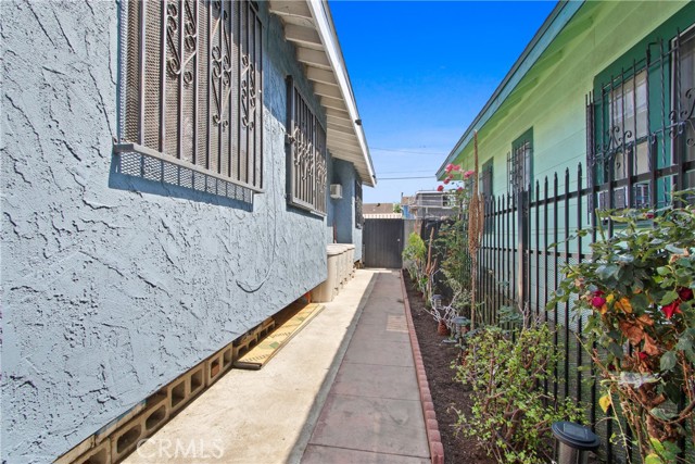 916 W 53rd ST Street, Los Angeles CA: https://media.crmls.org/medias/9fa4891c-67a4-43d0-b07d-09d4c672f23e.jpg