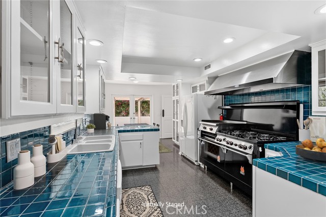 11053 Strathmore Drive, Westwood - Century City CA: https://media.crmls.org/medias/9fa4cc93-4ee0-45a4-8fd4-93112484c8ed.jpg