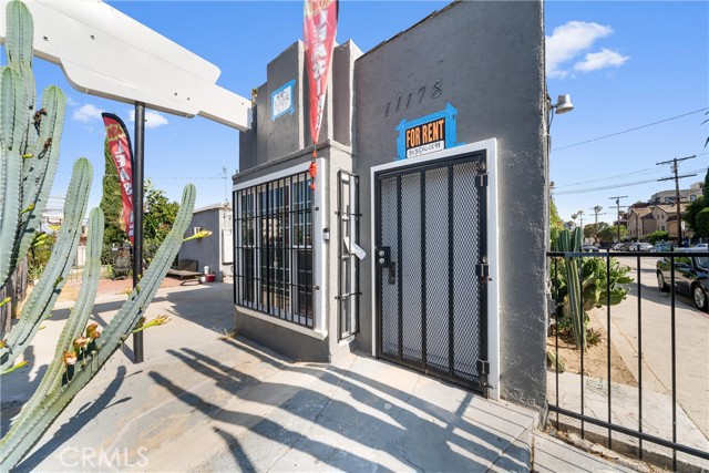 11170 Burbank Boulevard, North Hollywood CA: https://media.crmls.org/medias/9fa7afca-738c-48db-95b8-8aec11983e42.jpg