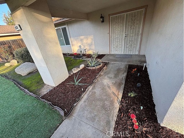 Detail Gallery Image 3 of 22 For 1859 S Karen Ave, Fresno,  CA 93727 - 4 Beds | 2/1 Baths