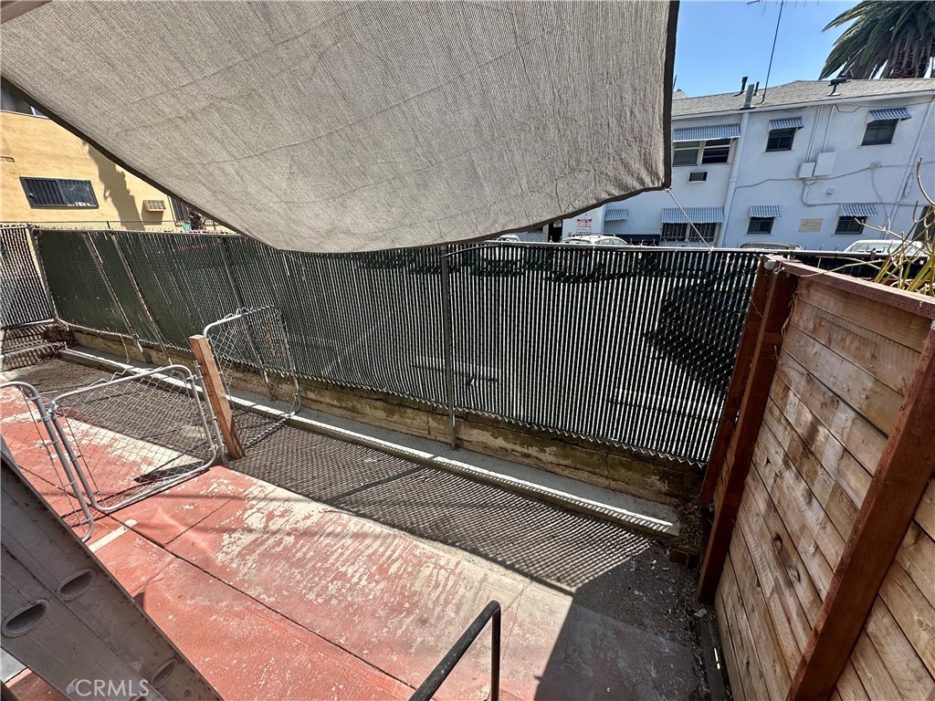 https://media.crmls.org/medias/9faa8c1a-f5cd-4533-befe-2952e3f7c657.jpg?preset=X-Large