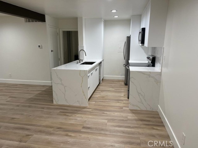 5460 White Oak Avenue, J106 photo 2