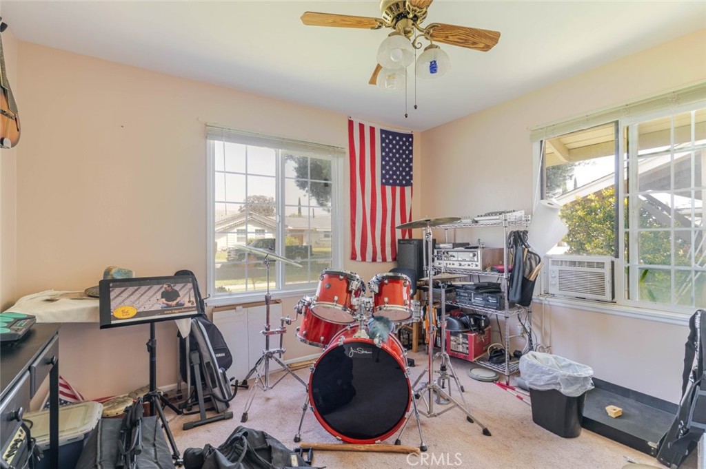 https://media.crmls.org/medias/9fb36b5a-9b2e-4523-a746-899e9f2e7b3e.jpg?preset=X-Large