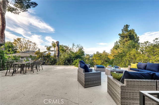 5187 Llano Drive, Woodland Hills CA: https://media.crmls.org/medias/9fb68175-828e-4a17-b502-38c0a742fc77.jpg