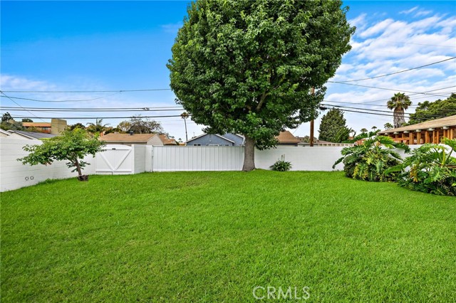 1833 N Greenbrier N Road, Long Beach CA: https://media.crmls.org/medias/9fb69d91-9f73-4989-860a-6f4fe8e73eef.jpg