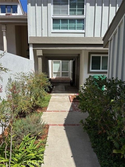 Detail Gallery Image 4 of 39 For 64 Oak Tree Lane, Irvine,  CA 92612 - 4 Beds | 2/1 Baths