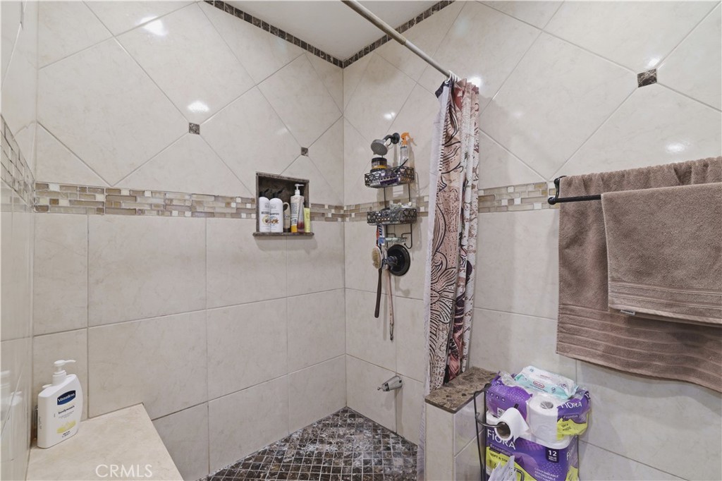https://media.crmls.org/medias/9fbd2d94-4a34-4615-a007-a196cdd1c797.jpg?preset=X-Large