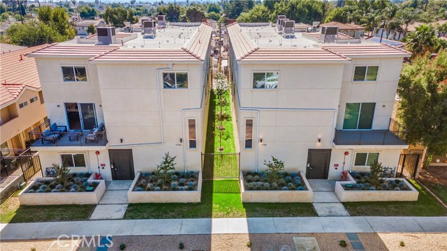 Detail Gallery Image 1 of 28 For 17154 Chatsworth St #3,  Granada Hills,  CA 91344 - 3 Beds | 2/1 Baths